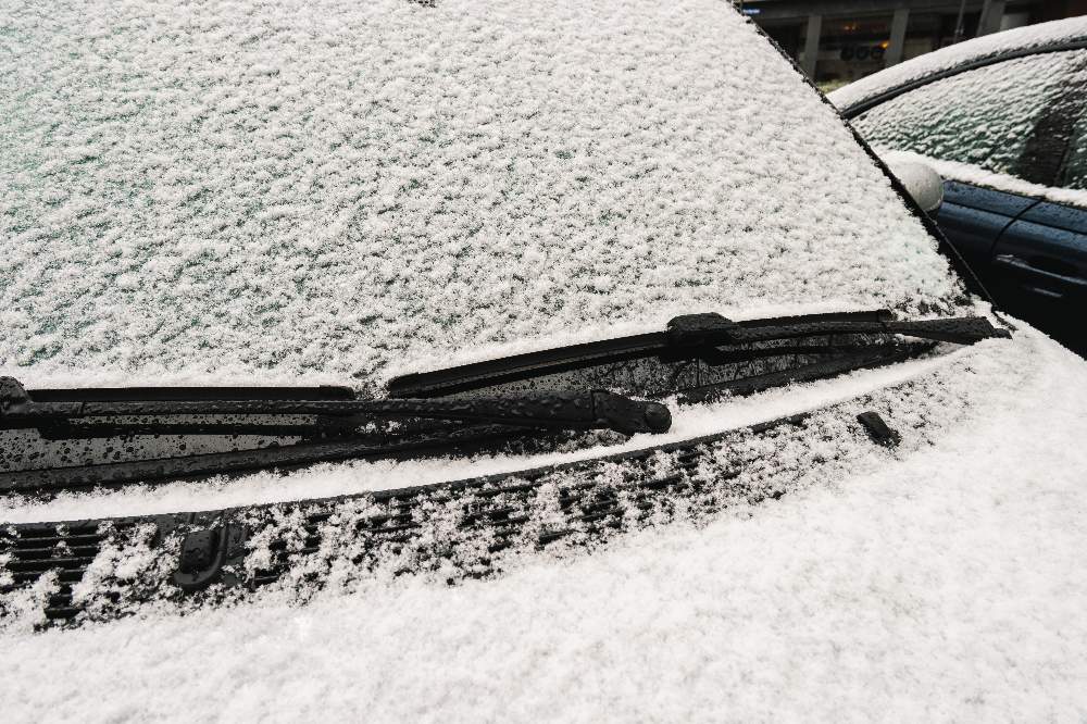 forrude på bil med frost og sne i koldt vintervejr
